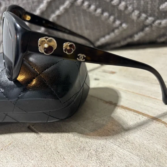 CHANEL Black Sunglasses with Gold Accents / has authentic case 🌺 - Picture 6 of 9